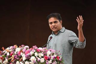 మూసీ నది ఒడ్డున నివసించే పేద కుటుంబాలకు 2బీహెచ్‌కే ఇళ్లను కేటీఆర్ ప్రకటించారు